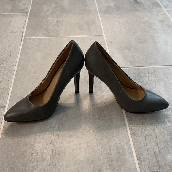 Journee Collection gray heels size 7-1/2 - Picture 2 of 5